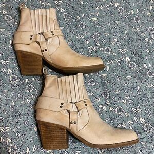 Matisse stylish pale leather bootie.